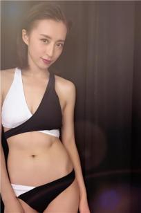 龚嘉欣 微博晒三点式泳照美艳绝伦