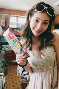 黄妍霓比基尼美背吸睛 沙滩写字网友只看见酥胸