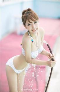 张蕴仪 泳池比基尼湿身诱惑