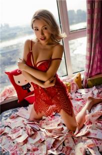 拜金女神黄楽然 钞票床单银色比基尼