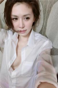 隐私妹(白昕)-穿著男友衬衫中空裸胸大秀半球