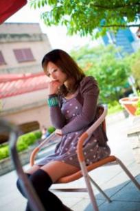 台湾正妹张允霏《城市漫游》户外甜美写真，清新少女优雅漫步都市街头