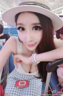 裴希西 性感小美女酥胸美乳自拍图片
