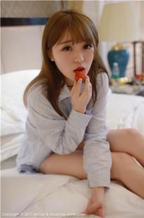 萝莉美女伊小七MoMo 楚楚可怜地吃草莓