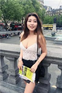 视觉盛宴！街头捕获白嫩正妹 极品事业线好身材