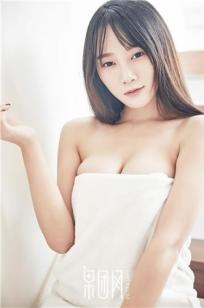 纯净少女何嘉颖的浴巾诱惑