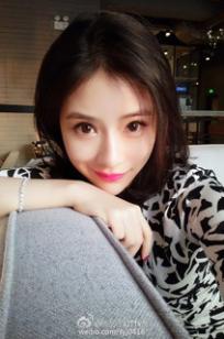 施忆佳