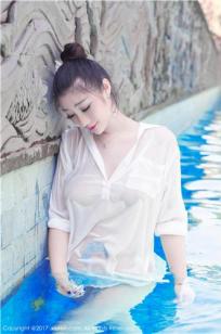 小柳岩妲己_Toxic 白衬衣湿身游泳