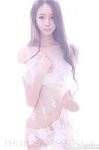 谢晓曦Lris 美胸车模私房写真图