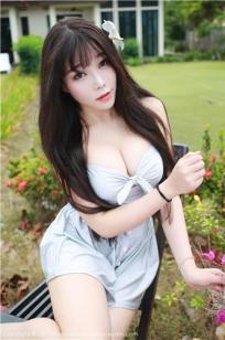 童颜女神芝芝Booty 白肌吊带火红死库水