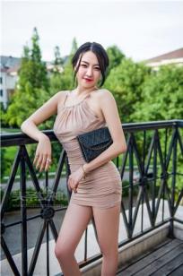 头条女神丹丹爱在深秋 修身长裙贵气十足