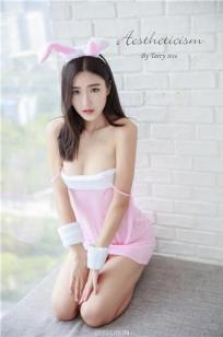 周琰琳 时尚美腿车模魅惑写真图