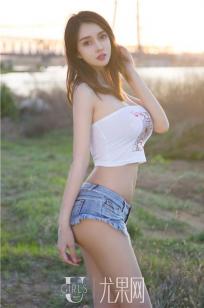 白马女神田梓茵 白色蕾丝黑色亮片