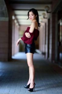 台湾正妹孙莎莎高美馆户外性感写真，优雅露肩装展现清新气质与迷人曲线