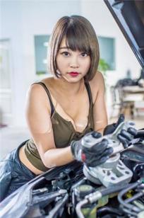 Doreen Iin- 性感汽车修理工写真