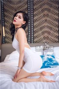 妩媚佳人金圣雪 白色性感连体长裙