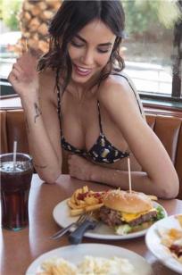 Chiara Biasi- 美食也不如火辣性感尤物