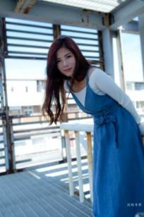 台湾正妹方唯真户外工业风清新写真，甜美气质女神优雅牛仔吊带裙私房生活照