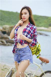 艾小青之海上花 红蓝格衬衣牛仔裤