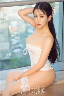 孟思雨秀完美身形 黑白蕾丝空姐告白