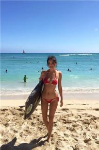 香港正妹Mandy Ng 红色比基尼沙滩漫步
