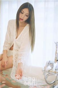 清纯美人香艳入浴 片片落红引人遐思