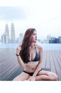 大马正妹Zacklyn Lee 双峰塔前秀傲人身材