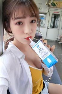 正妹刘萱车厢内喝牛奶 网友：甜美迷人