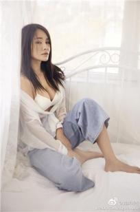 闫薇儿的微博私房定制写真