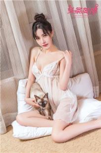 头条女神少女与猫 你更中意哪个？