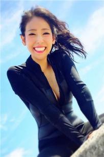 上山又下海！运动正妹りほ紧身衣好迷人