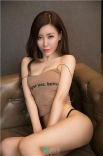 长发美女乔恩夕 巧露傲人曲线