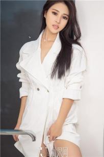 杨茹伊始终如伊 白风衣蕾丝吊带