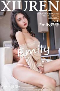 Emily尹菲云南旅拍 米色礼裙华丽多姿