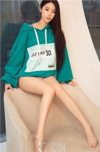 雅茜爱在酒红后 白色Tshirt大长腿