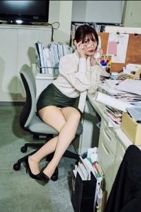 《FRIDAY GOLD 似鳥沙也加 vol.9》办公室眼镜OL制服诱惑性感美腿写真