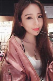 超白嫩！正妹李燕低胸上衣，完美身材自拍好养眼！