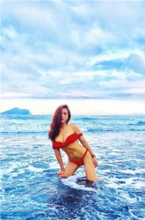 华航空姐正妹Kiona 泳装解放凶悍身材