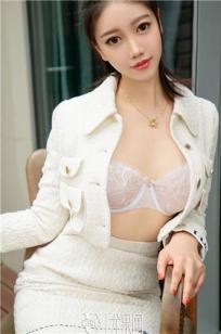 杨娜肩披白西装 烛光迷情暖心房