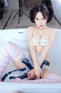 日系童颜美女小纯子 草莓比基尼黑色死库水