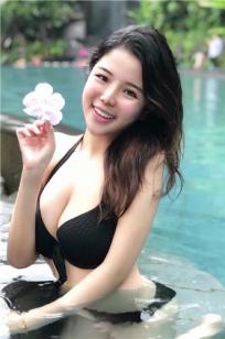 Jasmine Lyx- 无论多冷都穿比基尼