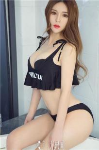 娜尤子亮眼红唇 黑色泳衣完美身材