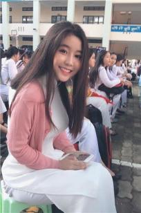越南「零缺点女神」！16岁清纯高中生，白白圆圆的好身材