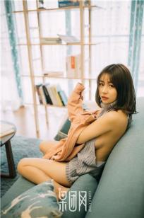欧派颤颤！女优星野千美奈大秀处男杀手裸背毛衣！
