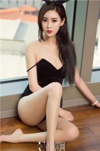 长腿美兔安佑娅 火辣丝绒吊带裙