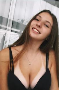 17岁的巴西妹Victoria 超胸晒痕过目不忘