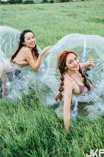 摄影师尼古洛镜下两个「欧派正妹」草原上的性感双十！