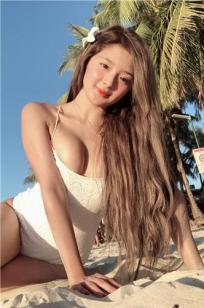 长发正妹沙滩玩泥沙，火辣身材震动游客眼球