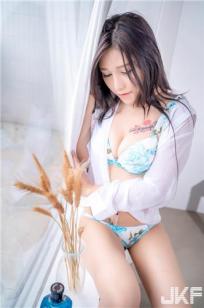 女友欧美妃「性感美胸视角」，「超辣比基尼」让人无法招架！