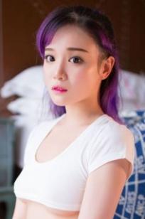 牵着猫的妹子